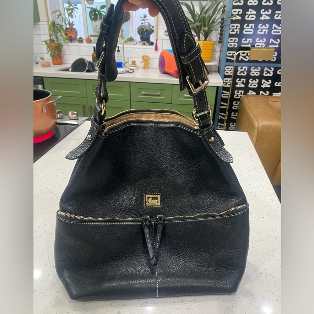 EUC Dooney & Bourke Dillen Medium Pocket Sac